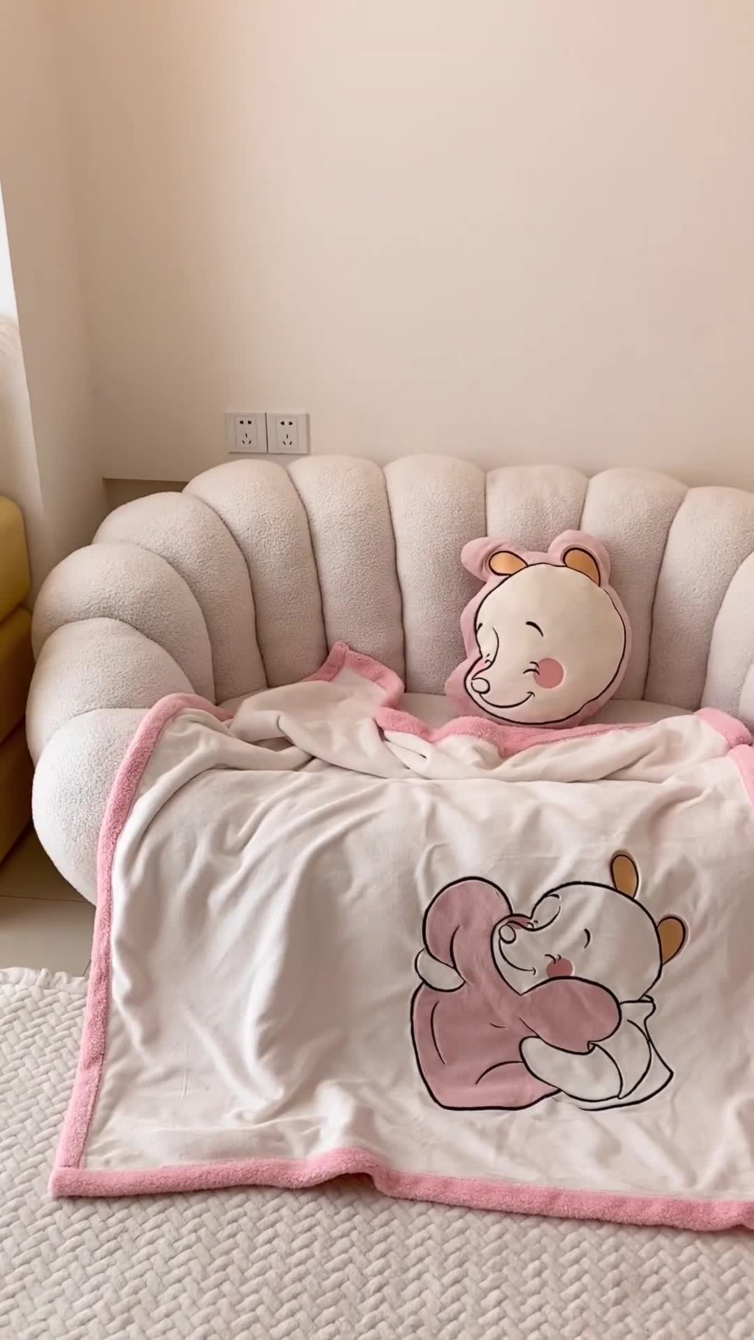 91家纺网 家纺一手货源 找家纺 朗莎 2022款迪士尼230g加厚羊羔绒牛奶绒立体贴布绣毛毯 维尼