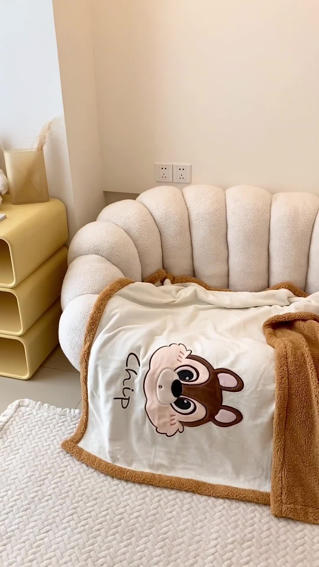 91家纺网 家纺一手货源 找家纺 朗莎 2022款迪士尼230g加厚羊羔绒牛奶绒立体贴布绣毛毯 奇奇蒂蒂