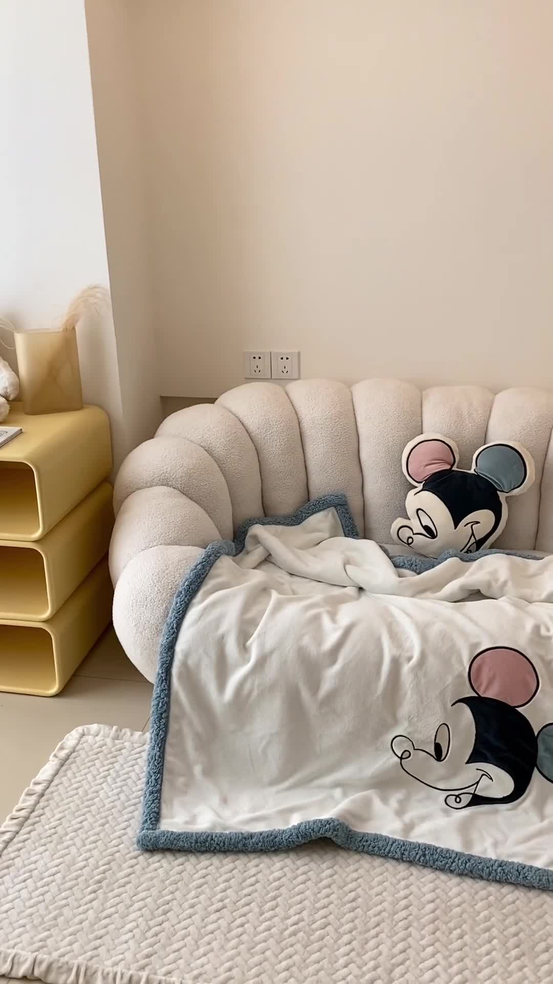 91家纺网 家纺一手货源 找家纺 朗莎 2022款迪士尼230g加厚羊羔绒牛奶绒立体贴布绣毛毯 米奇