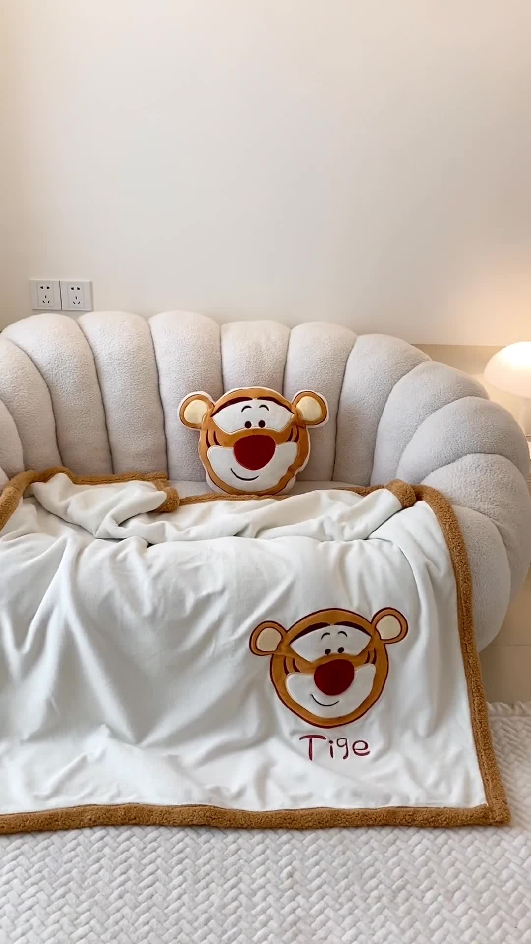 91家纺网 家纺一手货源 找家纺 朗莎 2022款迪士尼230g加厚羊羔绒牛奶绒立体贴布绣毛毯 跳跳虎