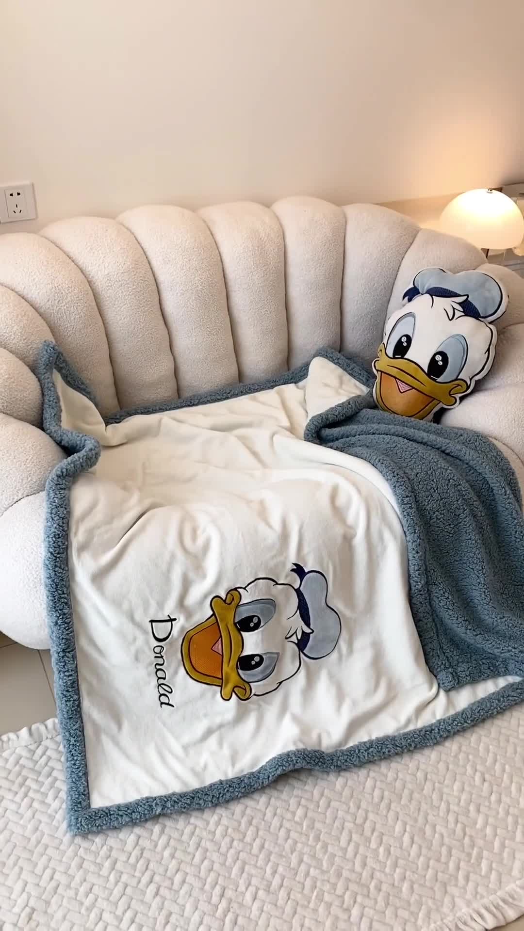 91家纺网 家纺一手货源 找家纺 朗莎 2022款迪士尼230g加厚羊羔绒牛奶绒立体贴布绣毛毯 唐老鸭