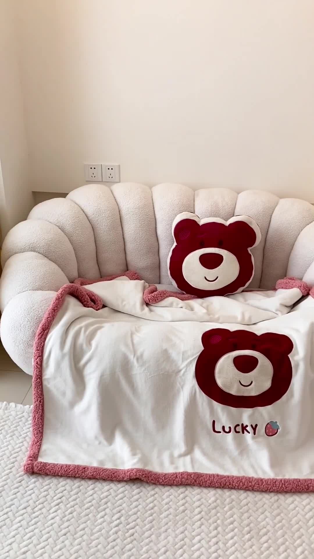 91家纺网 家纺一手货源 找家纺 朗莎 2022款迪士尼230g加厚羊羔绒牛奶绒立体贴布绣毛毯 草莓熊