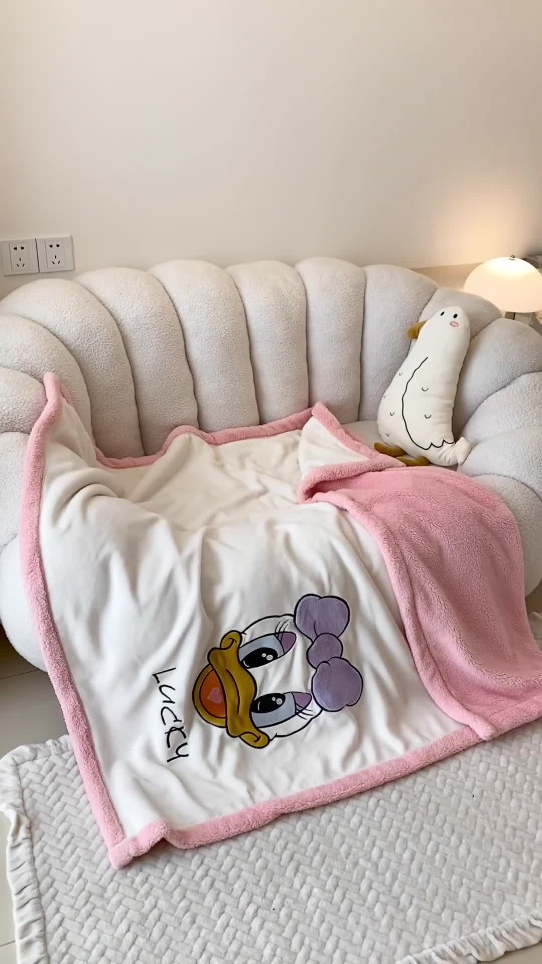 91家纺网 家纺一手货源 找家纺 朗莎 2022款迪士尼230g加厚羊羔绒牛奶绒立体贴布绣毛毯 黛丝