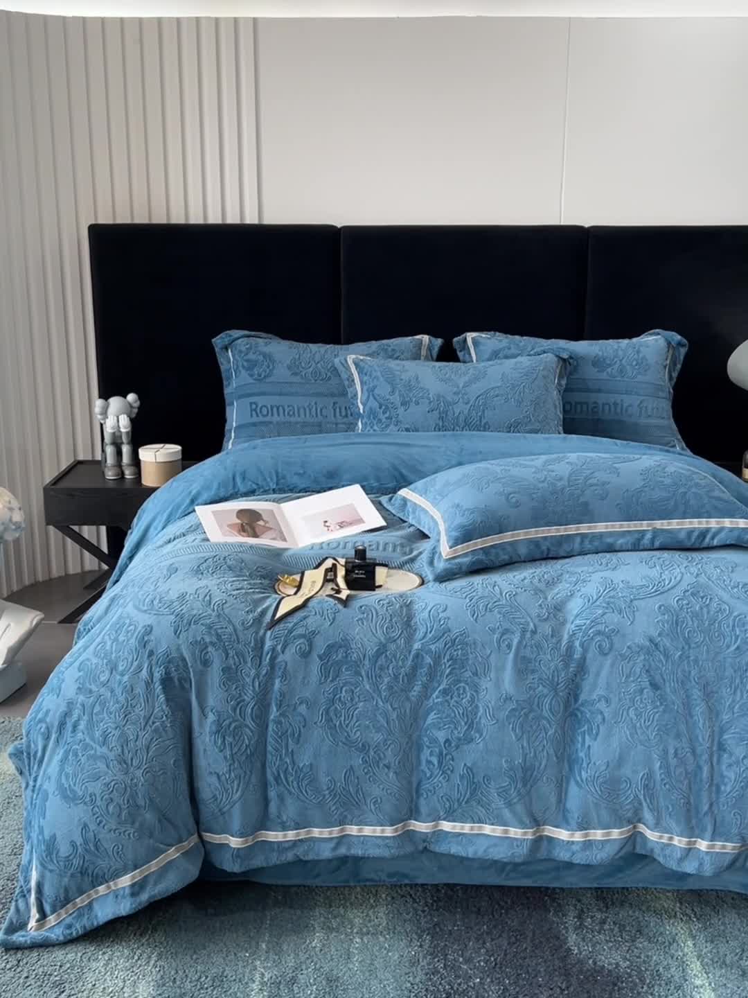 91家纺网 家纺一手货源 找家纺 榻尚家居 2023新款260克全消光高端浮雕绒四件套 瑞丽-宝蓝