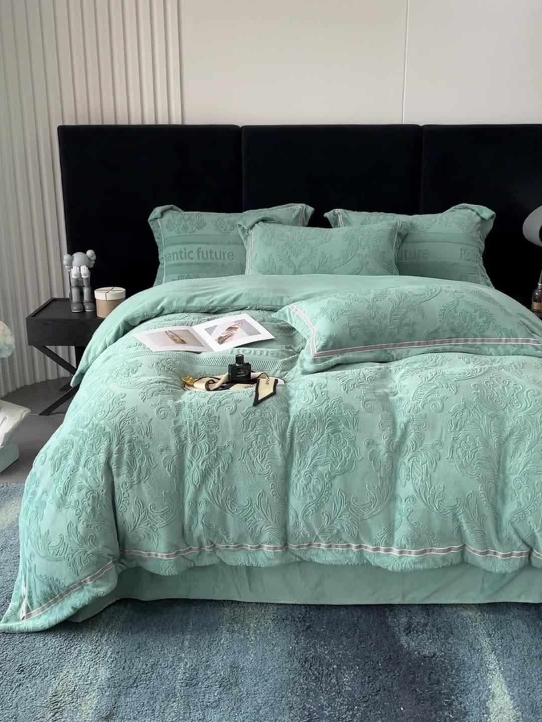 91家纺网 家纺一手货源 找家纺 榻尚家居 2023新款260克全消光高端浮雕绒四件套 瑞丽 湖绿