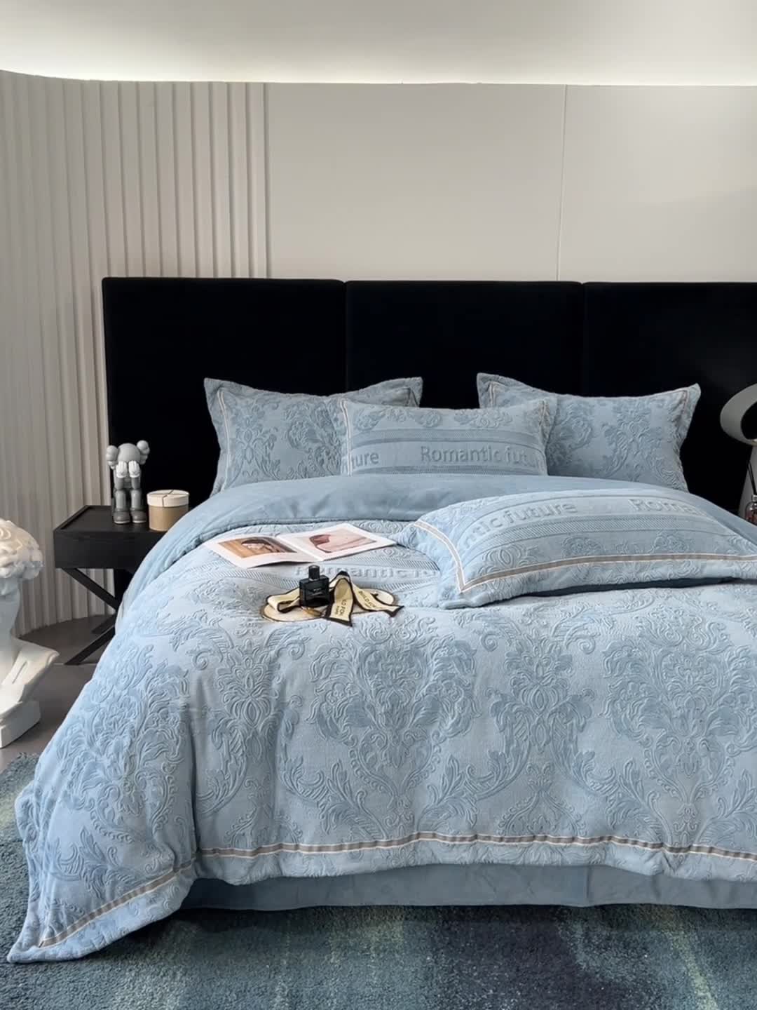 91家纺网 家纺一手货源 找家纺 榻尚家居 2023新款260克全消光高端浮雕绒四件套 瑞丽-天蓝