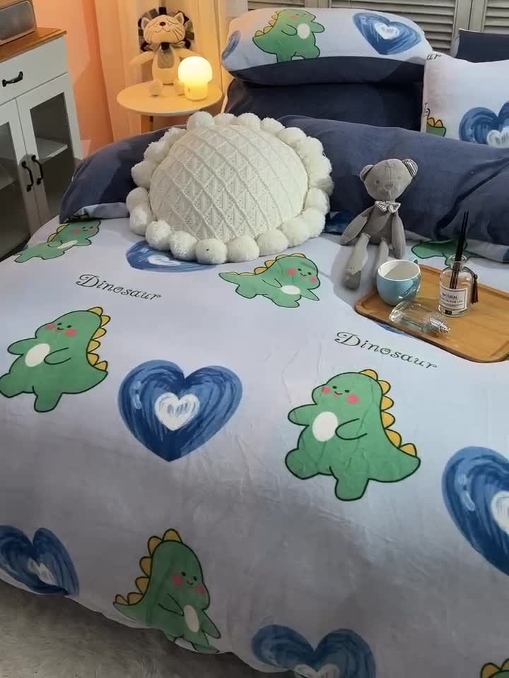 91家纺网 家纺一手货源 找家纺 芃成 2022新款加厚双面牛奶绒印花床品系列-四件套 爱心恐龙