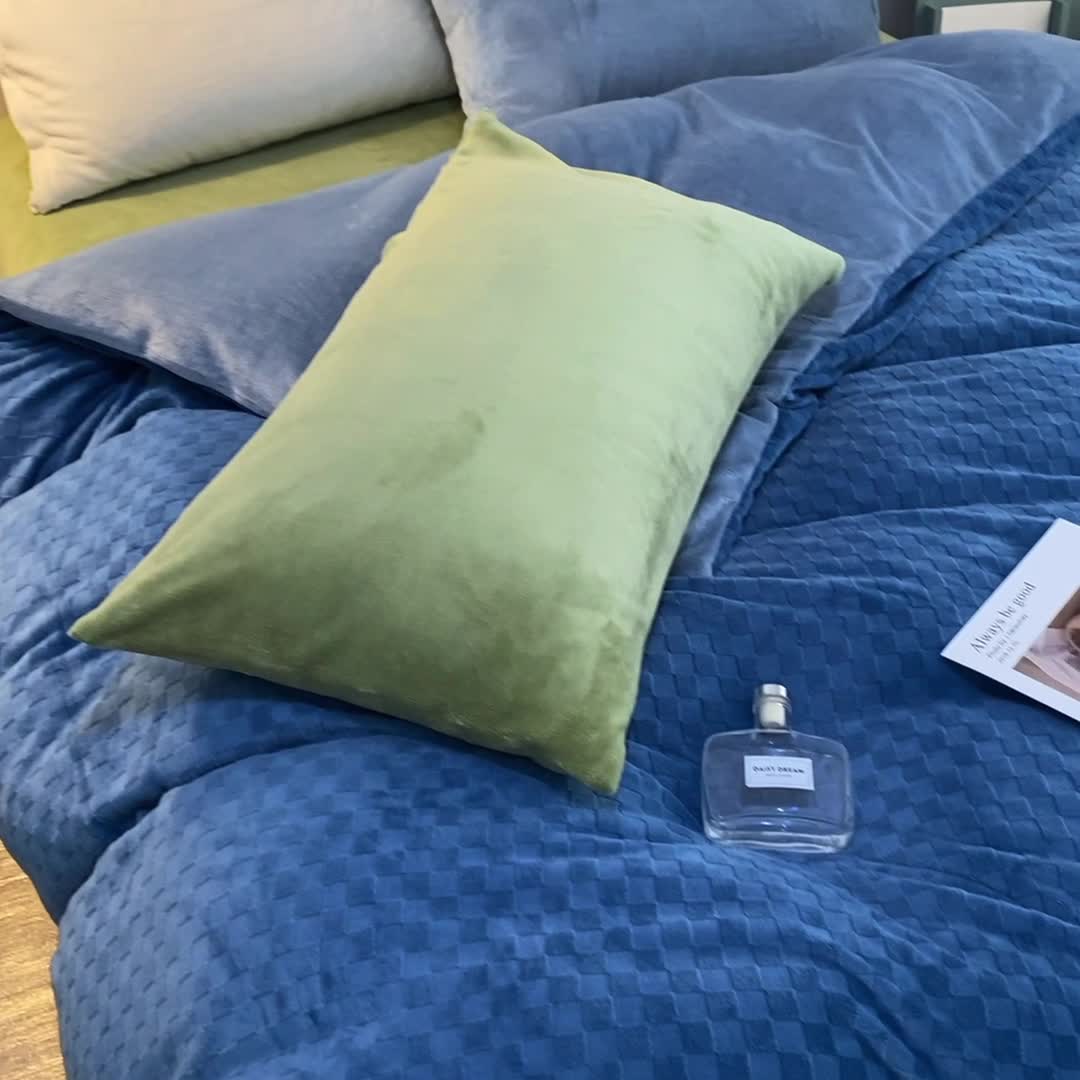 91家纺网 家纺一手货源 找家纺 一米阳光2022新款立方格高克重牛奶绒撞色四件套系列 立方格豆紫