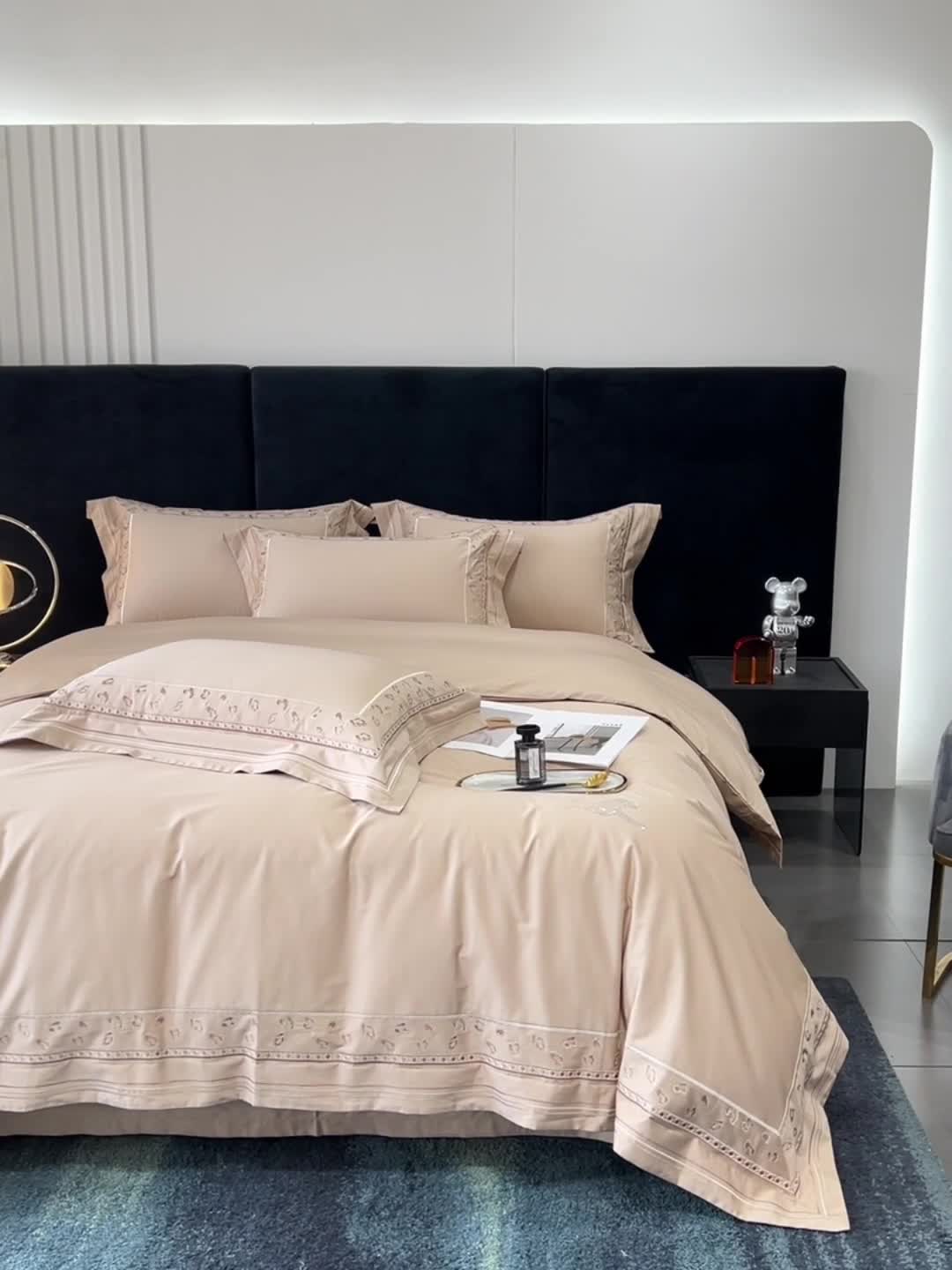 91家纺网 家纺一手货源 找家纺 TS 2023 新款豹纹刺绣工艺大CR超柔纯色贡缎长绒棉四件套