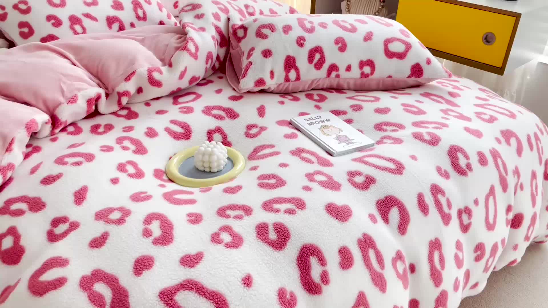 91家纺网 家纺一手货源 找家纺 澳梵 2022新款小颗粒美丽绒牛奶绒四件套 粉色小豹纹