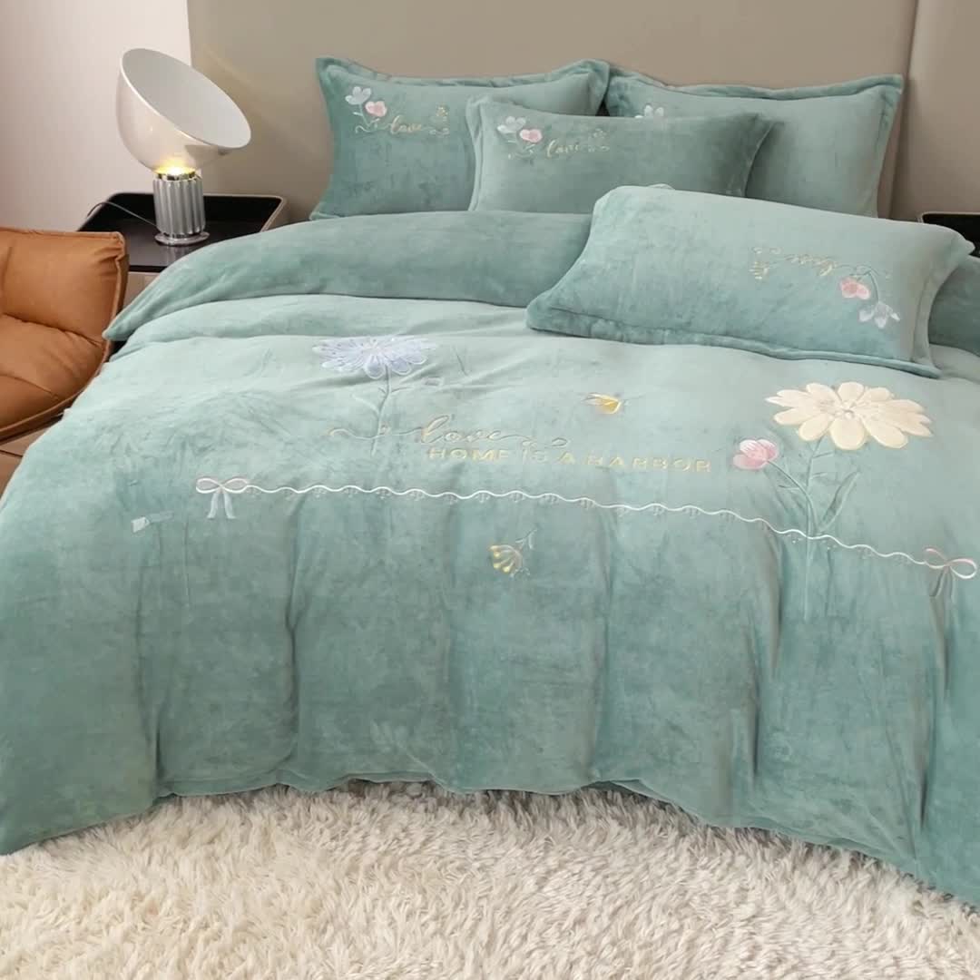 91家纺网 家纺一手货源 找家纺 金米诺 直播供货纯色牛奶绒绣花四件套小清新床裙式 初遇 初遇-淡雅青