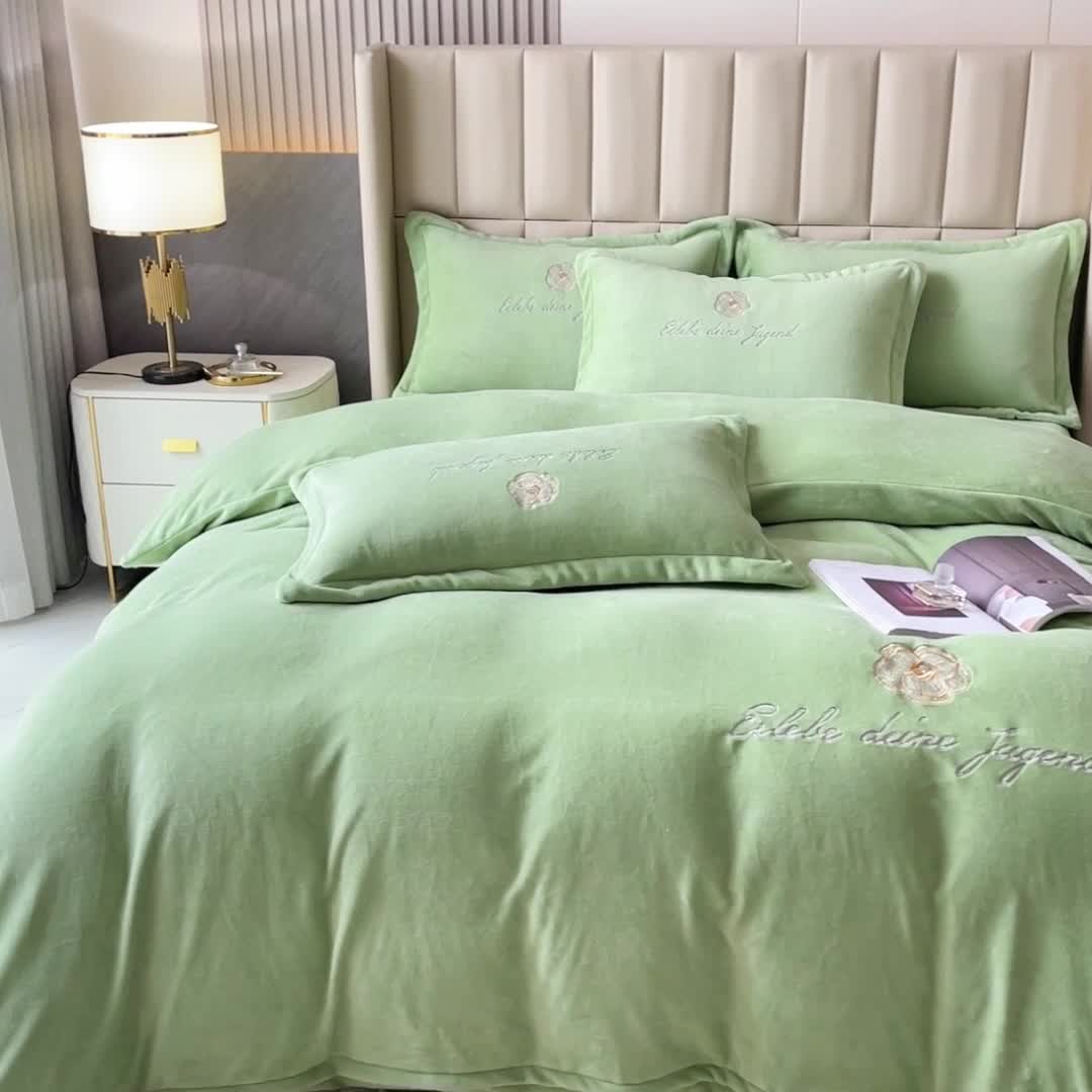 91家纺网 家纺一手货源 找家纺 金米诺 直播供货纯色牛奶绒绣花四件套小清新床裙式 山茶花 山茶花-青竹绿