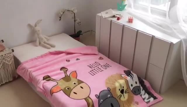 91家纺网 家纺一手货源 找家纺 凯轩毛毛毯毯子 大版花儿童云毛毯毯子 团聚  粉