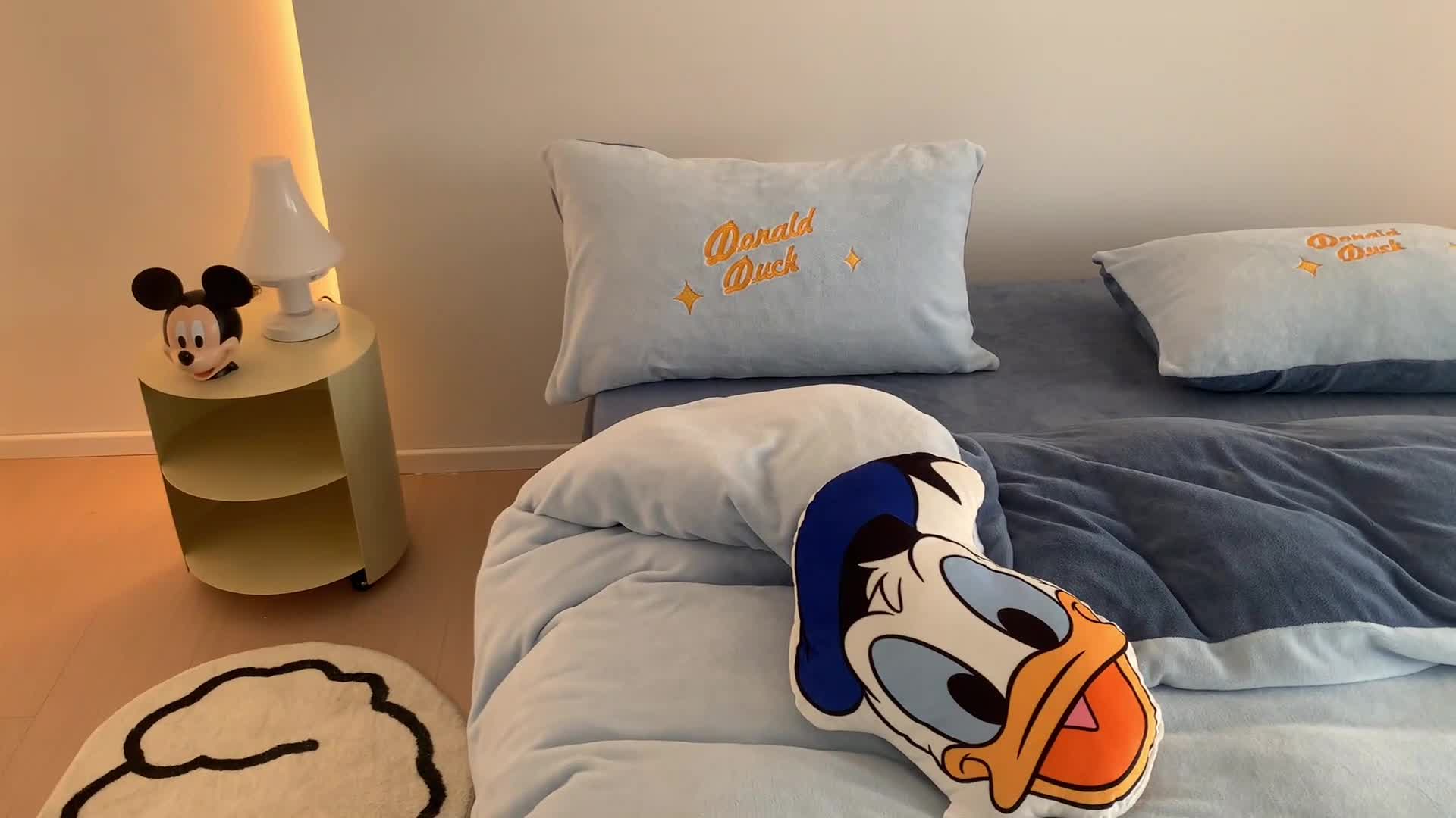 91家纺网 家纺一手货源 找家纺 星期八 2022新款230g双面牛奶绒迪士尼刺绣四件套 唐老鸭