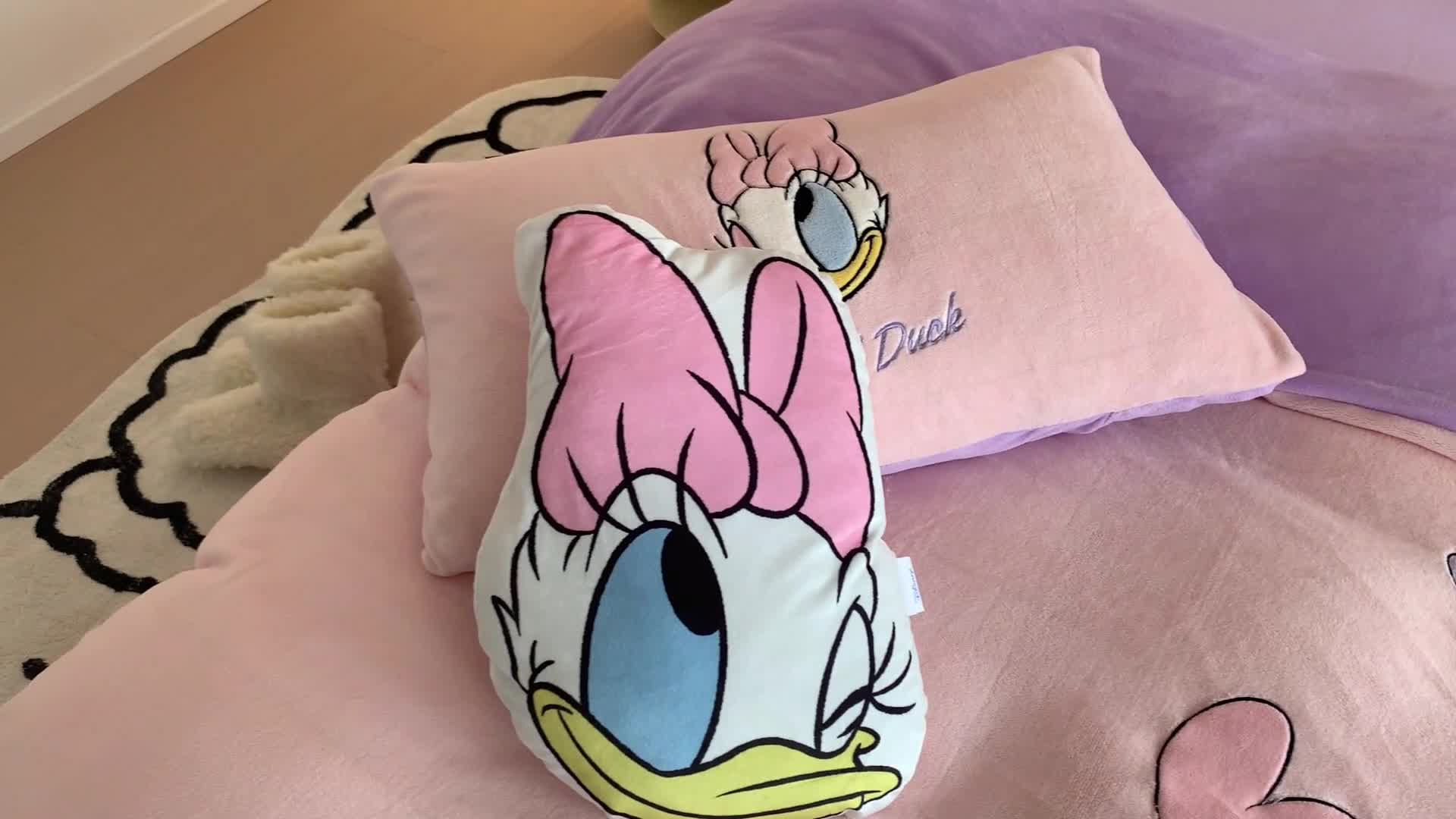 91家纺网 家纺一手货源 找家纺 星期八 2022新款230g双面牛奶绒迪士尼刺绣四件套 黛西