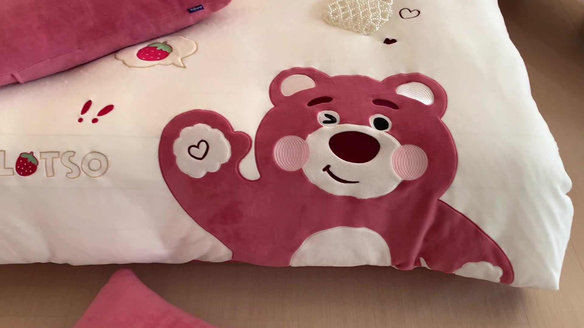 91家纺网 家纺一手货源 找家纺 星期八 2022新款230g双面牛奶绒迪士尼刺绣四件套 草莓熊