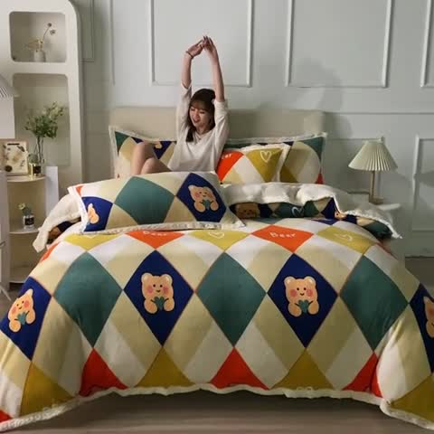 91家纺网 家纺一手货源 找家纺 迷仙巢 2022新款牛奶绒拼北极绒贝贝绒包边四件套 格子熊