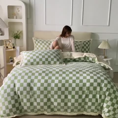 91家纺网 家纺一手货源 找家纺 迷仙巢 2022新款牛奶绒拼北极绒贝贝绒包边四件套 绿白格