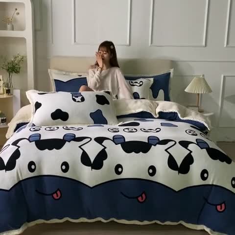 91家纺网 家纺一手货源 找家纺 迷仙巢 2022新款牛奶绒拼北极绒贝贝绒包边四件套 小奶牛