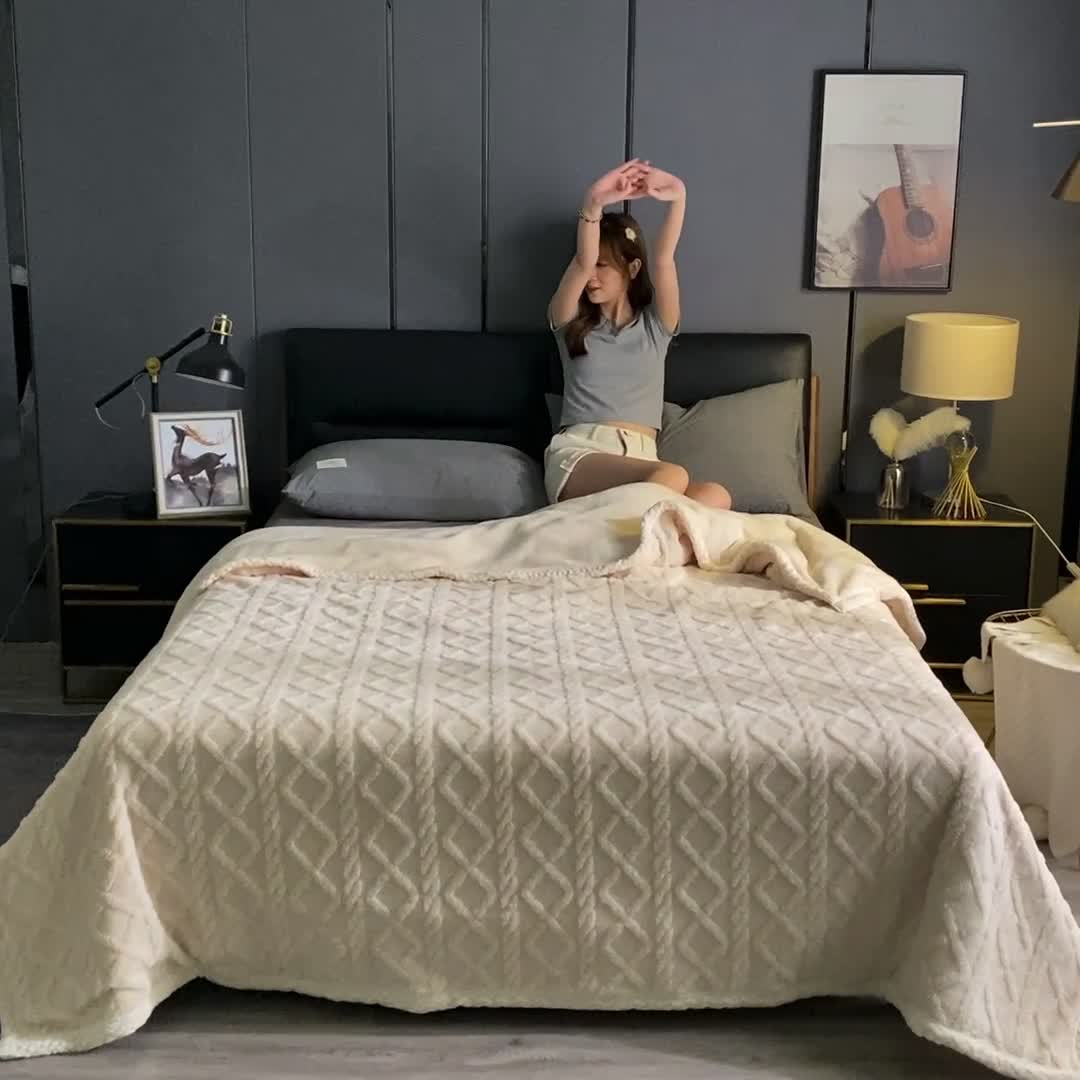 91家纺网 家纺一手货源 找家纺 迷仙巢 2022新款塔夫绒多功能盖毯 米白色