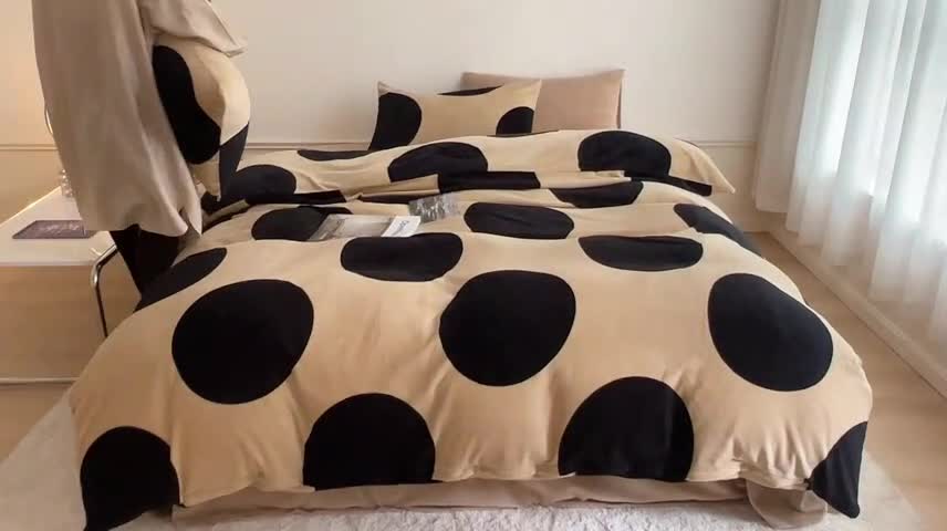 91家纺网 家纺一手货源 找家纺 圆岛家纺 2022新款230克高克重牛奶绒保暖四件套 波点棕