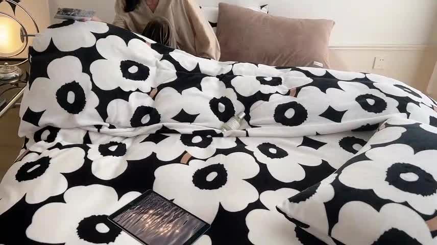 91家纺网 家纺一手货源 找家纺 圆岛家纺 2022新款230克高克重牛奶绒保暖四件套 黑白大霓花