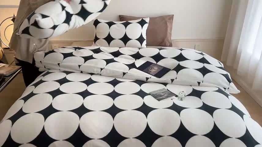 91家纺网 家纺一手货源 找家纺 圆岛家纺 新款230克高克重牛奶绒保暖四件套 黑白菱星