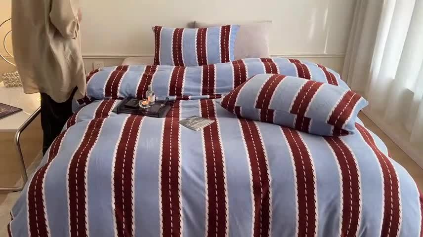 91家纺网 家纺一手货源 找家纺 圆岛家纺 2022新款230克高克重牛奶绒保暖四件套 中红蓝条