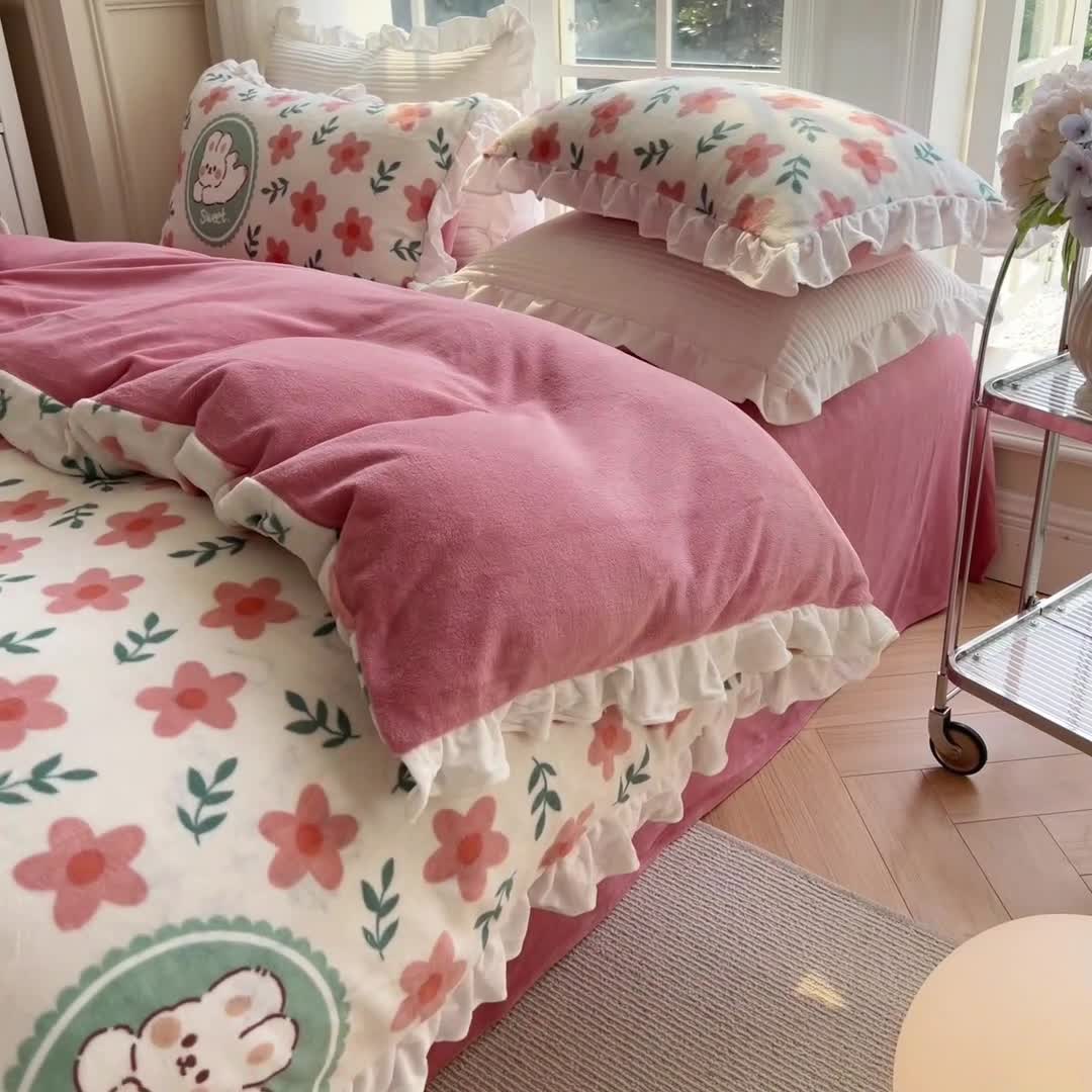 91家纺网 家纺一手货源 找家纺 优彩 2022新款高克重花边款印花牛奶绒三件套四件套 田园兔