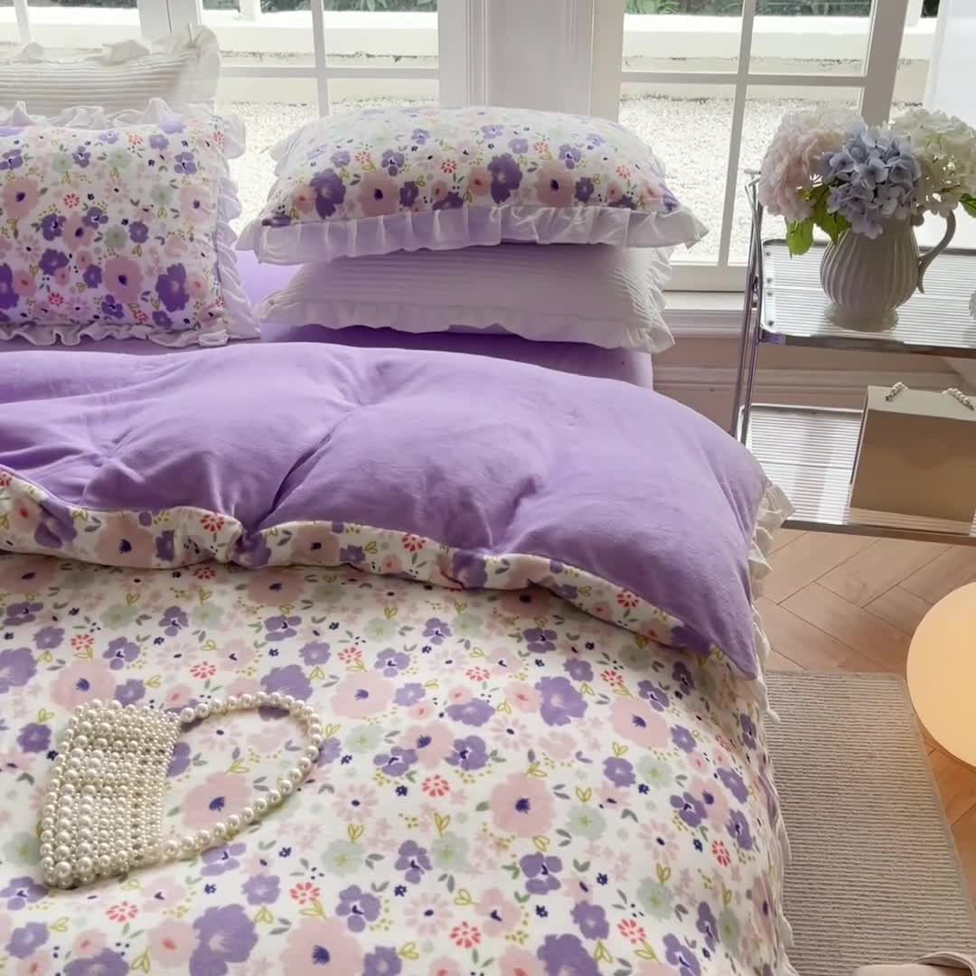 91家纺网 家纺一手货源 找家纺 优彩 2022新款高克重花边款印花牛奶绒三件套四件套 紫樱花