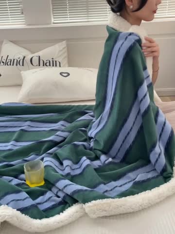 91家纺网 家纺一手货源 找家纺 圆岛家纺 2022秋冬新品牛奶绒羊羔绒毛毯 蓝松绿条