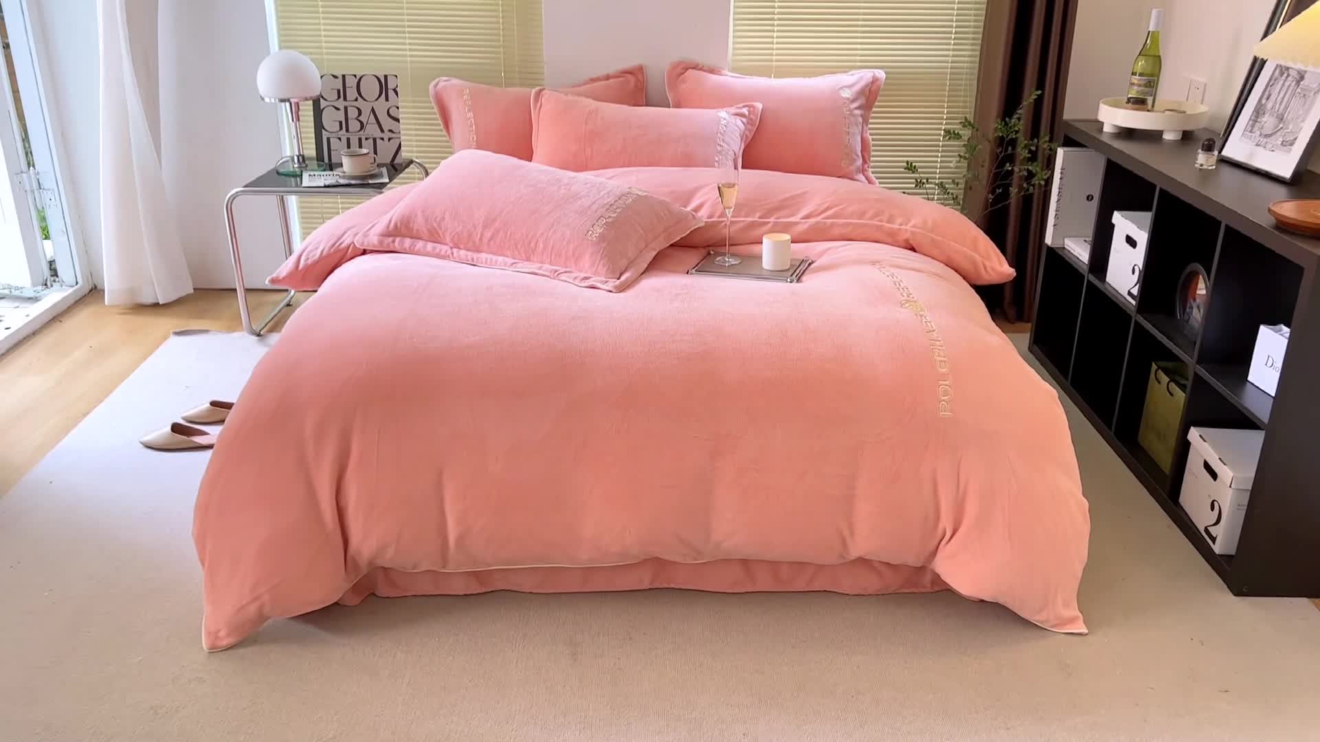 91家纺网 家纺一手货源 找家纺 安妮 2022新款高克重牛奶绒刺绣嵌绳四件套-罗缦 蜜桃粉