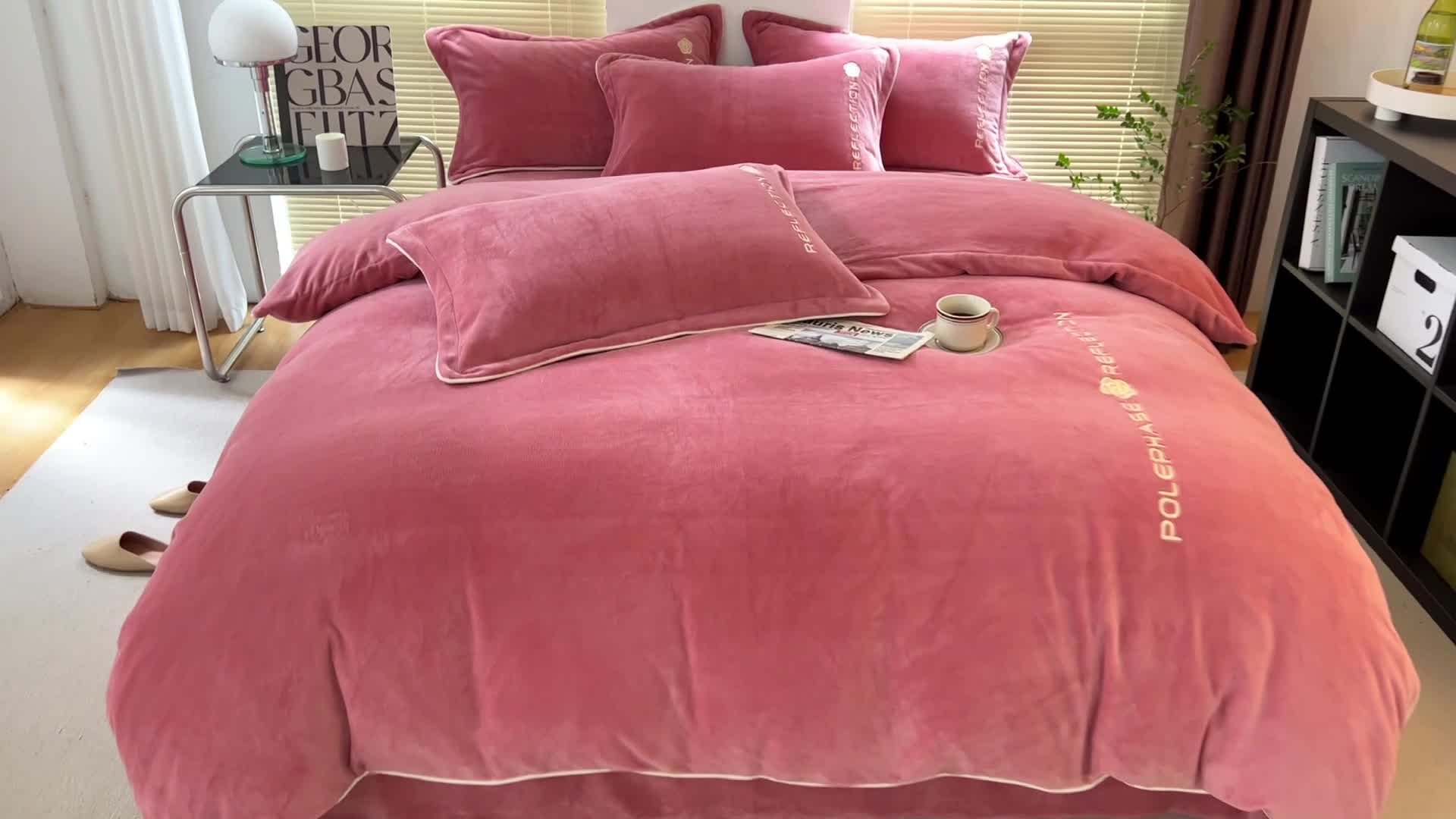 91家纺网 家纺一手货源 找家纺 安妮 2022新款高克重牛奶绒刺绣嵌绳四件套-罗缦 豆沙红