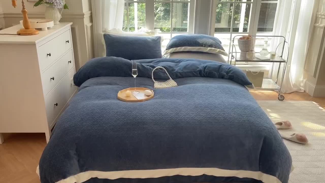 91家纺网 家纺一手货源 找家纺 怡家居2022新款雕花绒高克重牛奶绒四件套 温莎-黛蓝