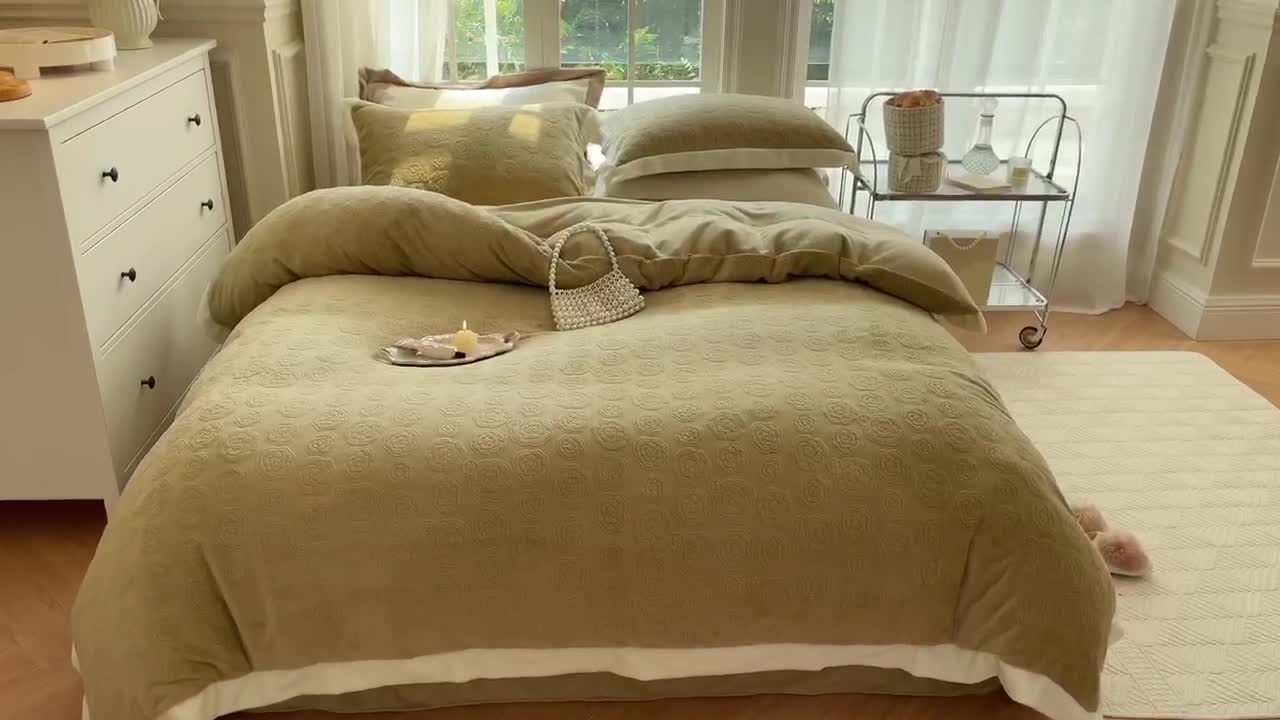 91家纺网 家纺一手货源 找家纺 怡家居2022新款雕花绒高克重牛奶绒四件套 温莎-茶青