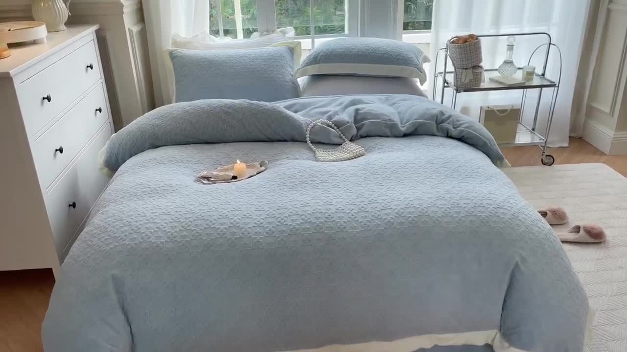 91家纺网 家纺一手货源 找家纺 怡家居2022新款雕花绒高克重牛奶绒四件套 温莎-天空蓝