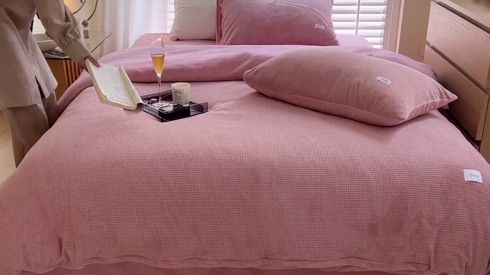 91家纺网 家纺一手货源 找家纺 时光里 2022新款全消光230克华夫格绒牛奶绒四件套 浪漫粉