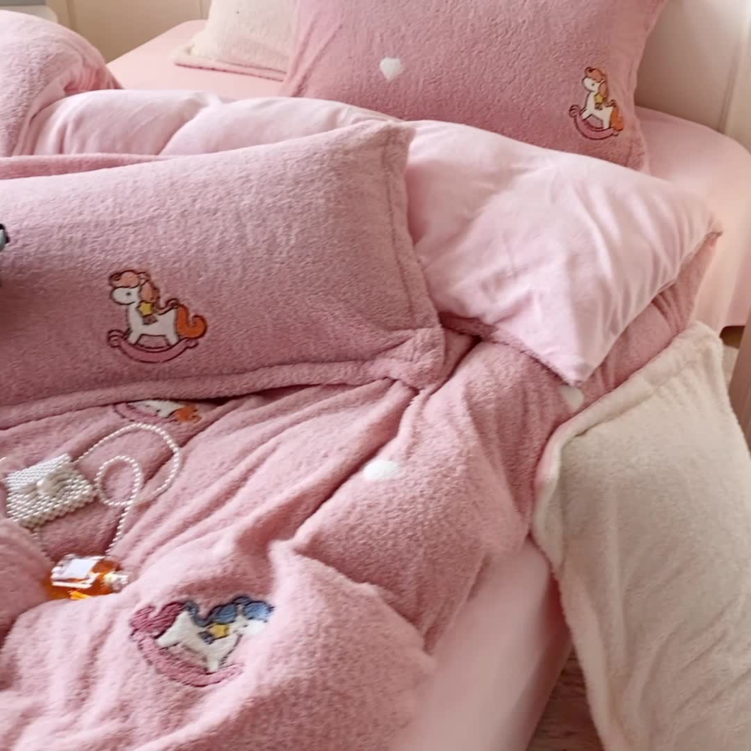 91家纺网 家纺一手货源 找家纺 一米阳光 2022新款绣花泰迪绒系列四件套 旋转木马