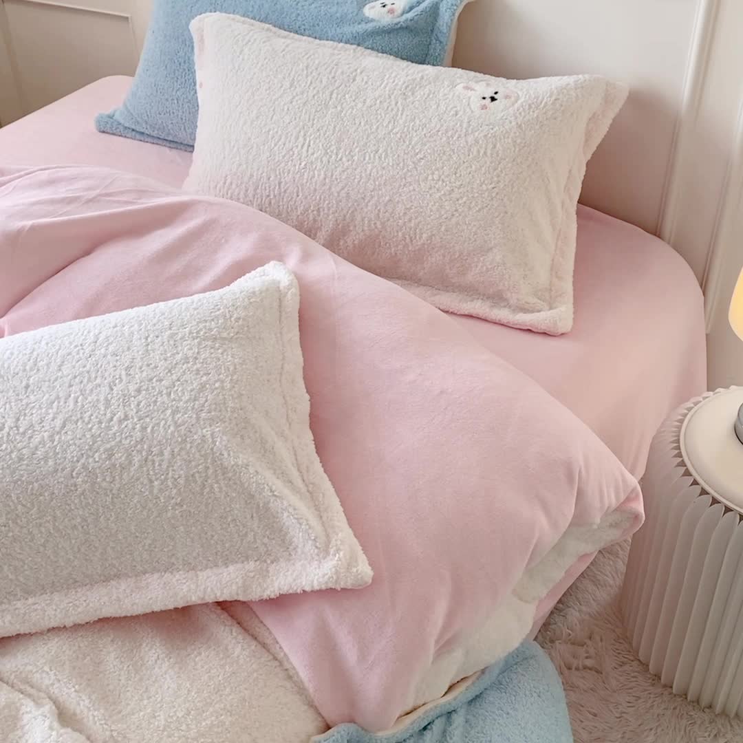 91家纺网 家纺一手货源 找家纺 一米阳光 2022新款绣花泰迪绒系列四件套 白小兔