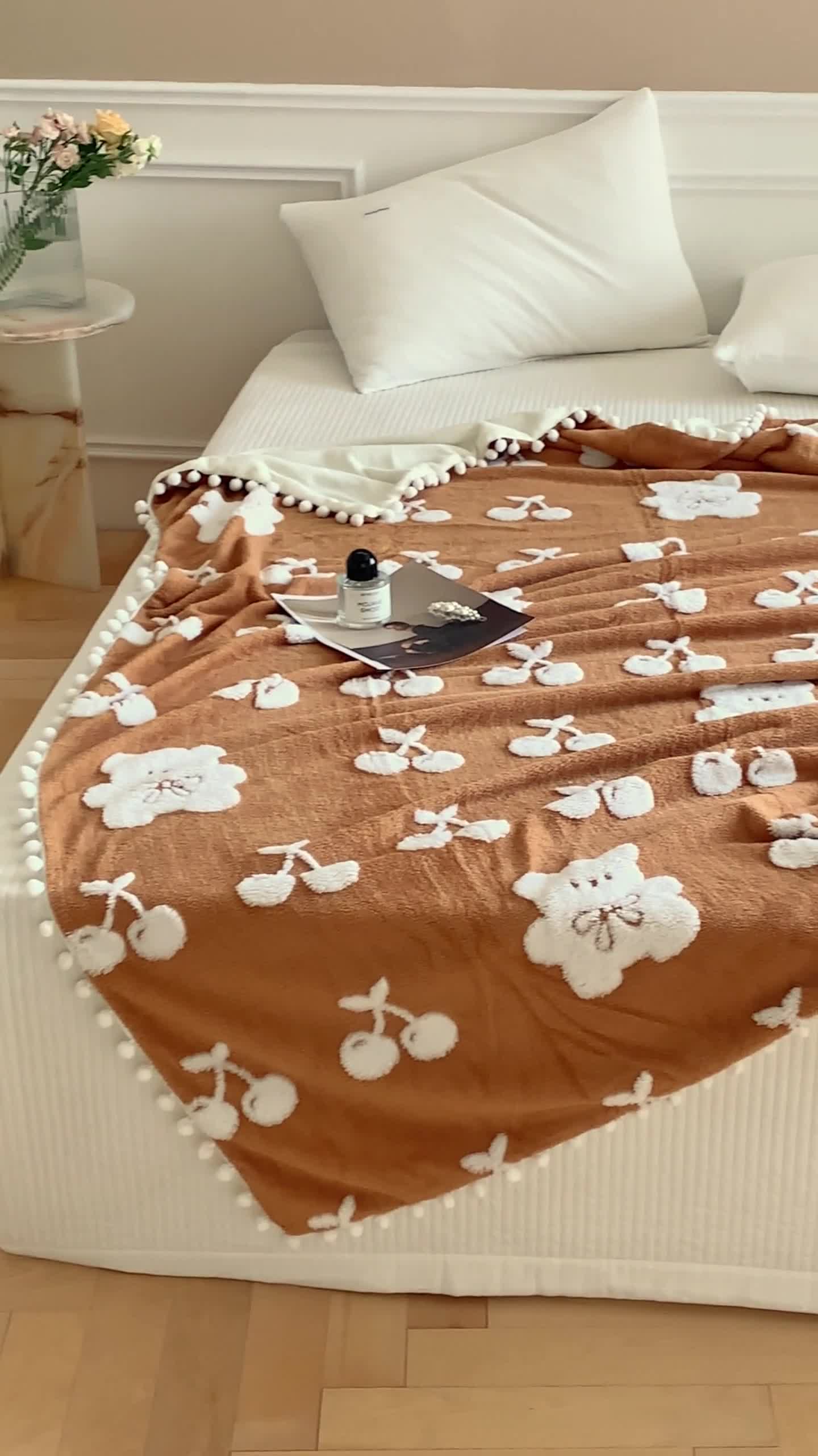 91家纺网 家纺一手货源 找家纺 洋铭区 2022新款a版舒棉绒b版牛奶绒毯子-樱桃小熊 樱桃小熊棕