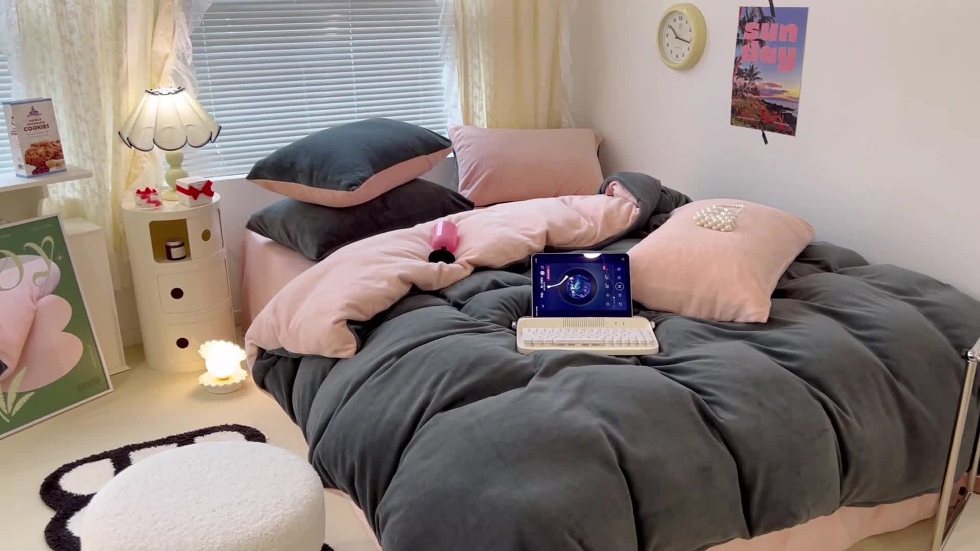 91家纺网 家纺一手货源 找家纺 昔可 2022新款奶油双拼系列牛奶绒四件套 高级灰粉