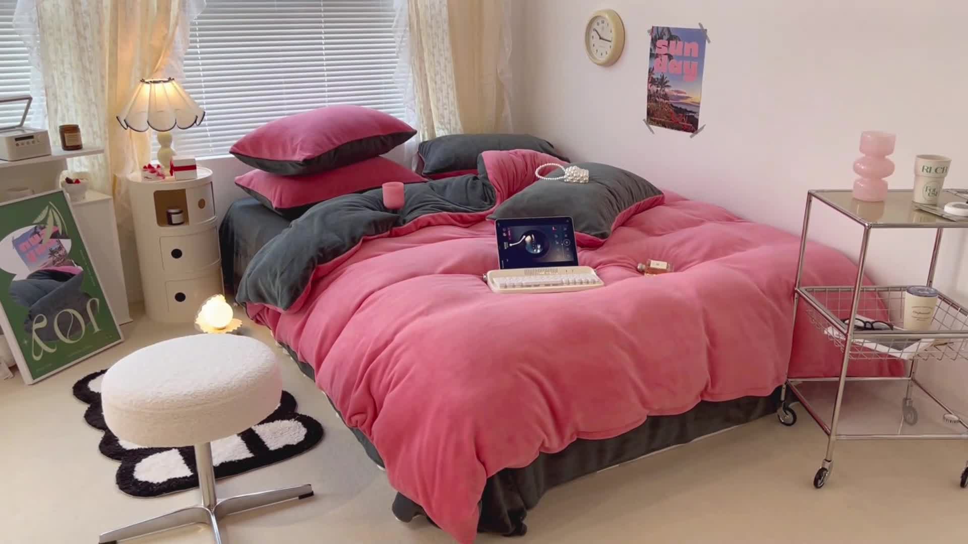 91家纺网 家纺一手货源 找家纺 昔可 2022新款奶油双拼系列牛奶绒四件套 树莓红拼深灰