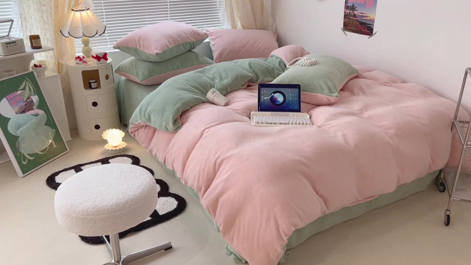 91家纺网 家纺一手货源 找家纺 昔可 2022新款奶油双拼系列牛奶绒四件套 樱甜粉绿