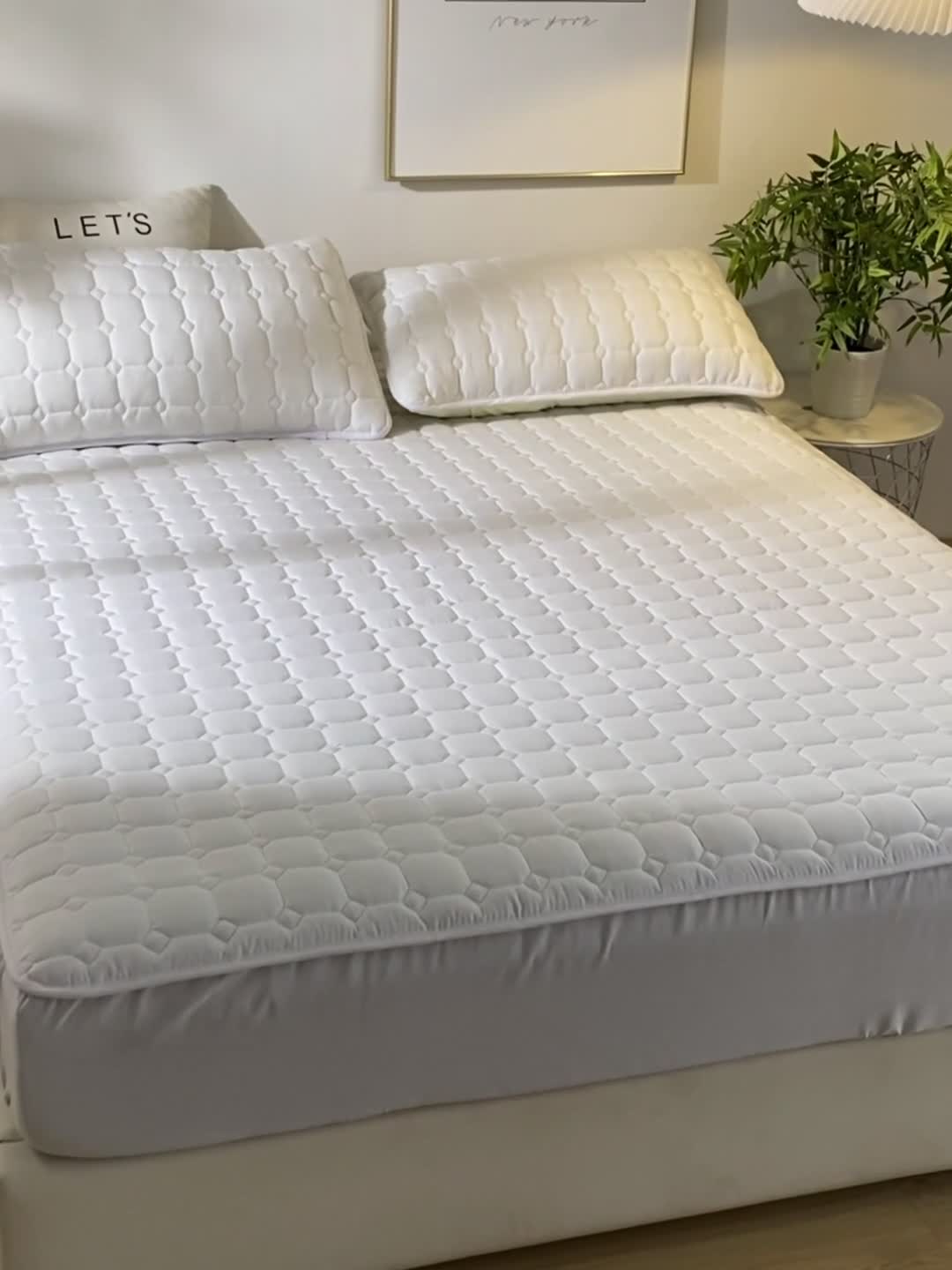 91家纺网 家纺一手货源 找家纺 雯豆 2022新款磨毛夹棉床笠纯色印花芦荟棉床垫保护垫 白色