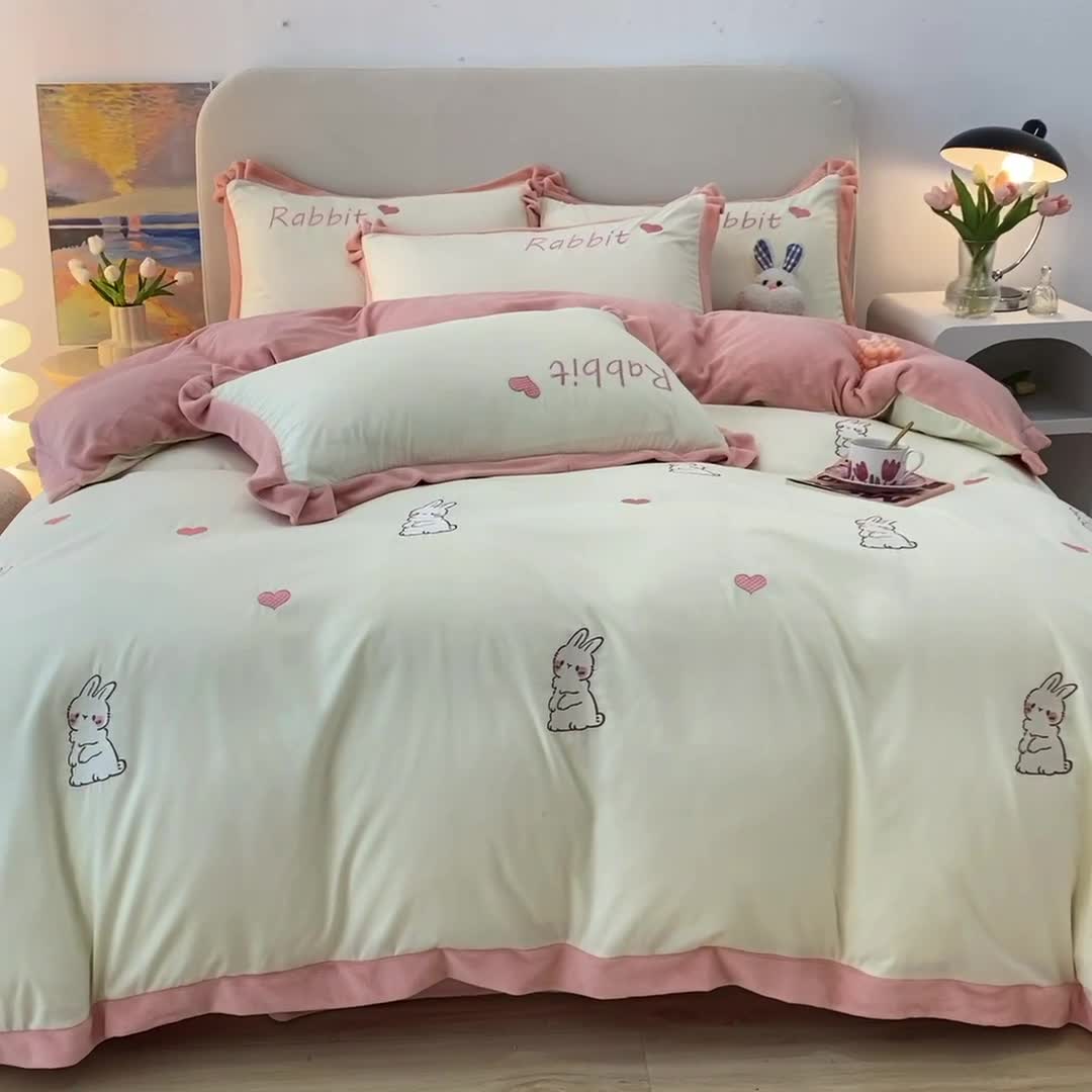 91家纺网 家纺一手货源 找家纺 眠帛家居 2022新款水洗棉拼牛奶绒绣花四件套 可爱兔-奶油白