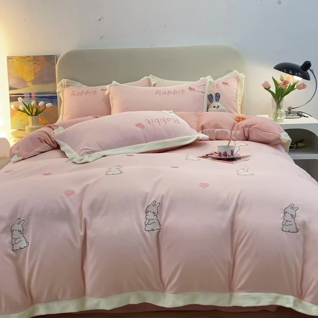 91家纺网 家纺一手货源 找家纺 眠帛家居 2022新款水洗棉拼牛奶绒绣花四件套 可爱兔-奶油粉