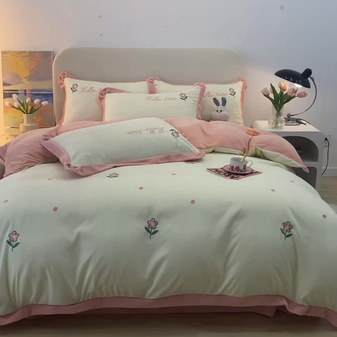 91家纺网 家纺一手货源 找家纺 眠帛家居 2022新款水洗棉拼牛奶绒绣花四件套 小花