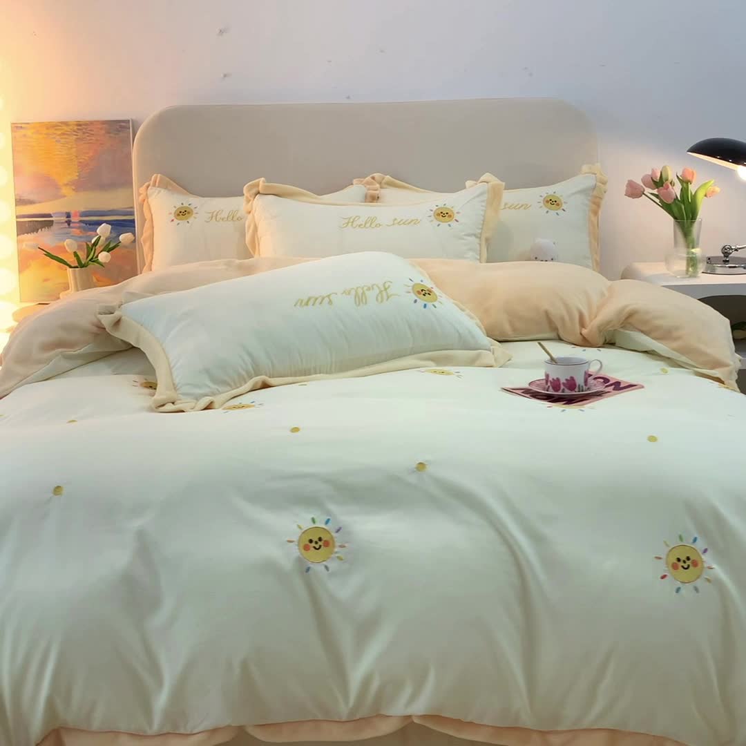 91家纺网 家纺一手货源 找家纺 眠帛家居 2022新款水洗棉拼牛奶绒绣花四件套 小太阳-奶油白