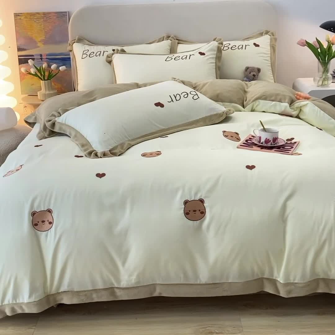 91家纺网 家纺一手货源 找家纺 眠帛家居 2022新款水洗棉拼牛奶绒绣花四件套 小熊