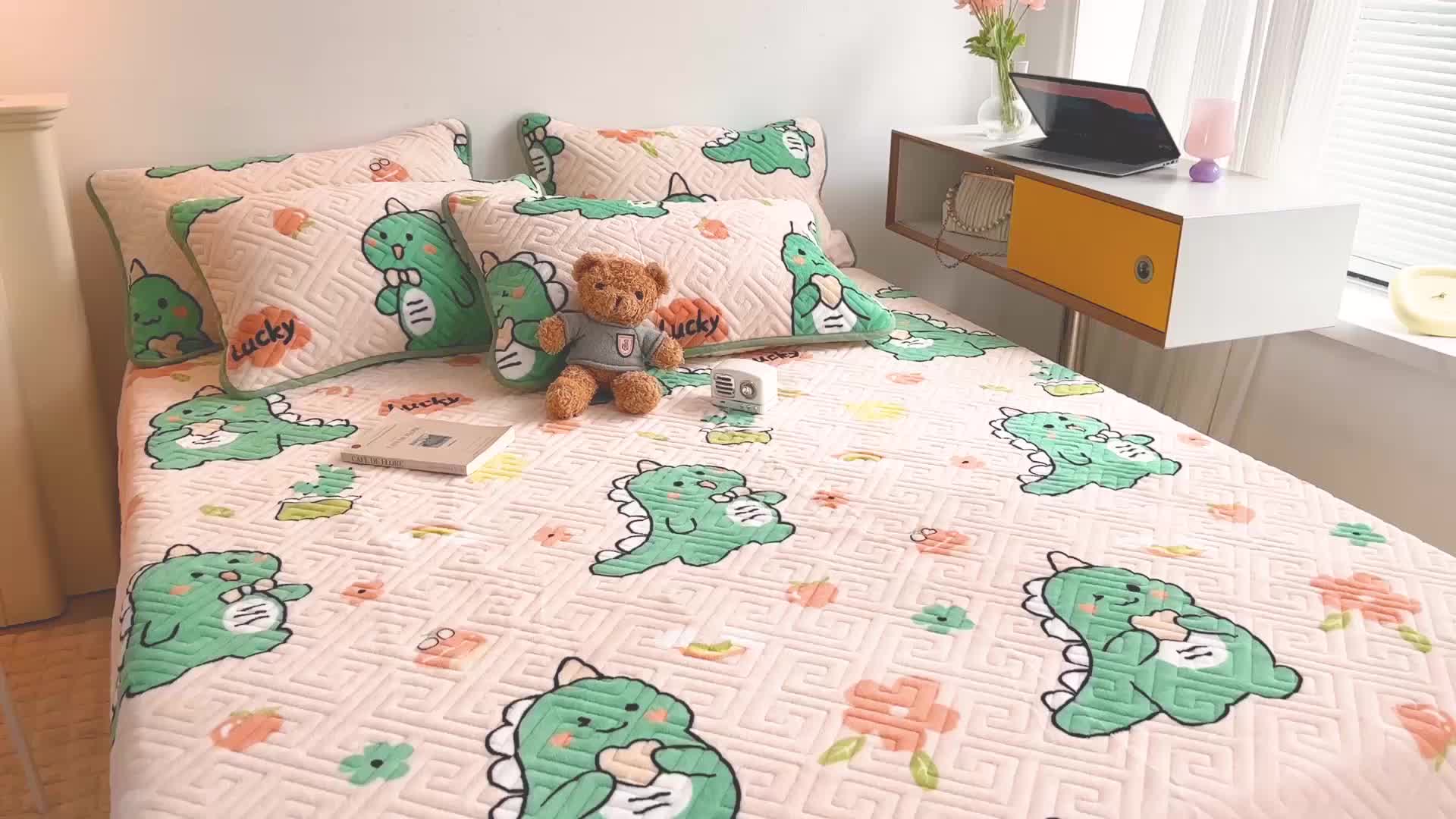 91家纺网 家纺一手货源 找家纺 羽爱 2024新款棉加绒床盖套件 元气恐龙